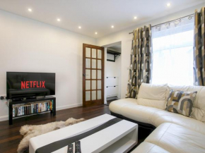 Charming Home - Free Parking - Private Garden Pass the Keys